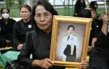 Une femme en deuil tient un portrait de la princesse défunte Bajrakitiyabha Mahidol devant le Grand Palais, le 13 juin 2026 à Bangkok, en Thaïlande