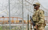 Un soldat de la Garde nationale du Texas patrouille près de la rivière Rio Grande à Eagle Pass (Texas), aux Etats-Unis, le 20 mars 2024
