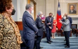 Photo diffusée par la présidence taïwanaise le 15 août 2022 de la présdiente Tsai Ing-wen (c) recevant une délégation américaine à Taipei