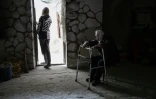 Une habitante assise, son déambulateur posé devant elle, dans un abri contre les bombardemants, le 30 juin 2022 à Seversk, dans la région de Donetsk, en Ukraine