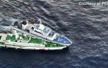 Image tirée d'une séquence vidéo aérienne, le 5 mars 2024, diffusée par la Garde côtière philippine (PCG), montrant un navire de la Garde côtière chinoise (bas) et un navire de la Garde côtière philippine lors d'une collision en mer de Chine méridionale contestée