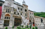 Le bâtiment "Pavillon 6", construit en 1906, toujours en cours de reconstruction depuis 2019, le 29 juillet 2025 à Baile Herculane, en Roumanie 