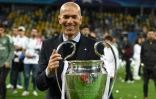 Zinédine Zidane avec la coupe de la Ligue des champions, le 26 mai 2018 à Kiev