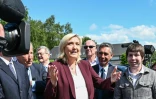 Marine Le Pen, candidate RN aux législatives, visite une ferme à Omecourt, le 1er juin 2022 dans le nord de la France