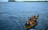 Des passagers sur un canot s'apprêtent à monter à bord  du ferry Kalighat, l'unique lien entre Chowra et Car Nicobar, deux minuscules morceaux de l'archipel indien des Andaman-et-Nicobar, en plein cœur de l'océan Indien, le 30 mars 2026
