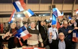 Des militants du FN saluent la victoire de leur liste, au premier tour des régionales à Le Pontet le 6 décembre 2015