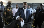 L'opposant gabonais Jean Ping vote lors de l'élection présidentielle à Libreville, le 27 août 2016