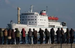 Le ferry Man Gyong Bong transportant les artistes nord-coréens accoste au port de Mukho à Donghae, le 6 février 2018