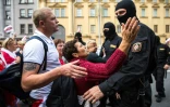 Des manifestants face à la police à Minsk le 30 août 2020