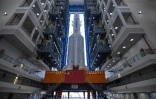 La fusée Longue-Marche 5 transférée sur le pas de tir, à Wenchang, dans le sud de la Chine, le 17 juillet 2020