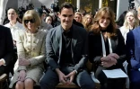 La directrice de Vogue Anna Wintour, l'ancien joueur de tennis Roger Federer et l'ancienne mannequin et ex-première dame de France Carla Bruni lors de l'exposition "A line of beauty" qui rend hommage au créateur Karl Lagerfled, au Metropolitan museum de New York 