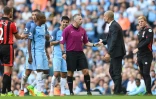 Pep Guardiola avec l'arbitre Jon Moss, qui vient de donner un carton rouge au milieu de terrain du City Nolito lors du match face Ă Bournemouth