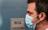 Le ministre de la Santé français Olivier Véran à son arrivée dans un centre de vaccination de l'Hôtel Dieu, un hôpital à Paris, le 4 janvier 2021