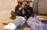 Des Palestiniens près des corps de proches tués dans des bombardements israéliens à Beit Lahia, dans le nord de la bande de Gaza, devant l'hôpital indonésien de Beit Lahia, le 15 mars 2025