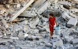Un enfant fouille les décombres d'une tour d'habitation détruite par un bombardement israélien à Gaza-ville, le 9 septembre 2025