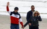 Emmanuel Macron marchant sur la plage du Touquet (Pas-de-Calais) avec sa femme Brigitte, le 23 avril 2022, à la veille du deuxième tour de la présidentielle