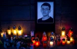 Des bougies et un portrait du journaliste slovaque assassiné Jan Kuciak devant le bureau d'Aktuality à Bratislava, le 26 février 2018