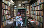 Un commerçant dans sa librairie du Bazar ourdou, dans le centre historique de New Delhi, le 14 octobre 2024 en Inde