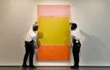 Des employés de Sotheby's portent le tableau de Mark Rothko "N°7", le 5 novembre 2021 à New York