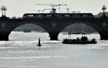 Une ligne de tramway sur un pont de Bordeaux en octobre 2019
