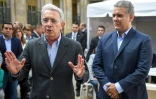L'ancien président colombien (2002-2010) et actuel sénateur Alvaro Uribe (G) s'exprime devant des journalistes aux côtés d'Ivan Duque, favori pour devenir le candidat du parti d'Uribe, le Centre démocratique (CD, droite) à la présidentielle, après avoir voté à Bogota le 11 mars 2018