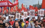 Des manifestants défilent contre le projet de hausse de l'âge du départ à la retraite, à Moscou, le 28 juillet 2018