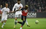 Victor Osimhen l'attaquant des Dogues (en rouge) lutte pour la balle avec le défenseur croate de l'Olympique de Marseille (en blanc) Duje Caleta-Car, le 16 février 2020, lors du match entre Lille et Marseille au stade Pierre-Mauroy de Villeneuve-d'Ascq, près de Lille. Les deux joueurs pourraient quitter leurs clubs lors du mercato.