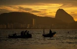 Des pêcheurs au large de la plage de Copacabana, à Rio de Janeiro, au Brésil, le 23 mai 2023