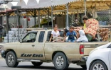 Des enfants assis à l'arrière d'une camionnette, alors que les habitants fuient la ville de Tyr, au sud du Liban, après un ordre d'évacuation lancé par Israël, le 9 juin 2026