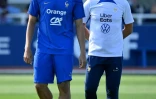 Le footballeur Kylian Mbappe (G) parle avec l'entraîneur de l'équipe de France Didier Deschamps lors d'un entraînement pour les matches de qualifications à l'Euro 2024, le 16 juin 2024 à Clairefontaine-en-Yvelines (France)