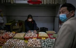 Un homme fait ses courses sur un marché de Wuhan, en Chine, le 2 avril 2020