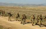 Des forces arméniennes et du Karabakh participent à un exercice militaire conjoint près de la ville de Tigranakert dans la république du Karabakh, enclave séparatiste dans l'Azerbaïdjan, le 14 novembre 2014