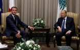 Le président libanais Michel Aoun (d) accueille son homologue français Emmanuel Macron à l'aéroport de Beyrouth le 31 août 2020
