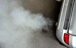 Pollution dégagée par une automobile dont la place dans le paysage urbain est appelée à évoluer