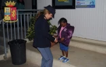 Oumoh, petite Ivoirienne de 4 ans, avec l'inspectrice Maria Volpe, chef du service des mineurs à la préfecture de police, le 5 novembre 2016 à  Agrigente en Italie