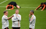 Le sélectionneur des Pays-Bas Ronald Koeman (c) discute avec des membres de son staff lors d'une séance d'entraînement au Stade de France, le 8 septembre 2018