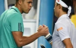Jo-Wilfried Tsonga, battu par Kei Nishikori en 8e de finale de l'Open d'Australie, serre la main de son adversaire, le 24 janvier 2016 à Melbourne