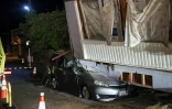 Une voiture écrasée par une maison qui s'est effondrée après un séisme de 6,5 à Suzu, dans le département d'Ishikawa, le 6 mai 2023 au Japon