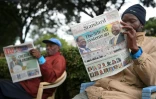 Des hommes lisent le journal pour s'informer des résultats de l'élection présidentielle au Kenya, le 13 août 2022 à Eldoret