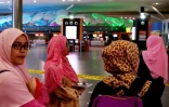Des passagers attendent de passer à l'aéroport de Kuala Lumpur le 26 février 2017