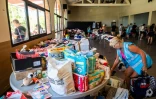 Des produits donnés pour aider les touristes personnes évacués à Canet-en-Roussillon le 3 juillet 2026.