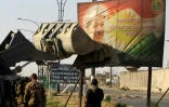 Des soldats irakiens détruisent un panneau à l'effigie de Massoud Barzani à Kirkouk le 16 octobre 2017