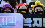 Des fans de BTS attendent d'apercevoir Jimin et Jungkook, deux membres du groupe qui ont été libérés de leur service militaire, dans le comté de Yeoncheon en Corée du Sud, le 11 juin 2025