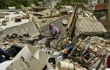 Un homme attend de l'aide alors qu'il recherche des proches disparus à Caraballeda, dans l'État de La Guaira, le 6 juillet 2026 au Venezuela, après deux puissants séismes qui ont frappé la région