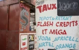 Une boutique de cambiste et le taux de change du franc congolais en dollar sur un marché de Kinshasa, le 11 août 2021 en RDC