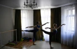 Les danseurs du Bolchoï, Margarita Chraïner et Igor Tsvirko, font leurs exercices dans la chambre de leur appartement, le 29 avril 2020 à Moscou