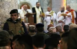 Un soldat irakien surveille la messe de Noël dans l'église Saint John à Qaraqosh, le 25 décembre 2016