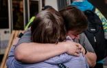 Un homme étreint une femme âgée arrivant de l'aciérie Azovstal à Marioupol après son évacuation, le 3 mai 2022