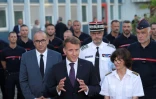 Le président Emmanuel Macron (C) avec le ministre de l'Intérieur Laurent Nuñez (G) et la préfète de la Gironde et de la région Nouvelle-Aquitaine Sophie Brocas (D), le 27 juillet 2026 à Bordeaux