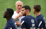 Le sélectionneur des Bleus Didier Deschamps échangent avec ses joueurs lors d'une séance d'entraînement à Split, le 5 juin 2022 